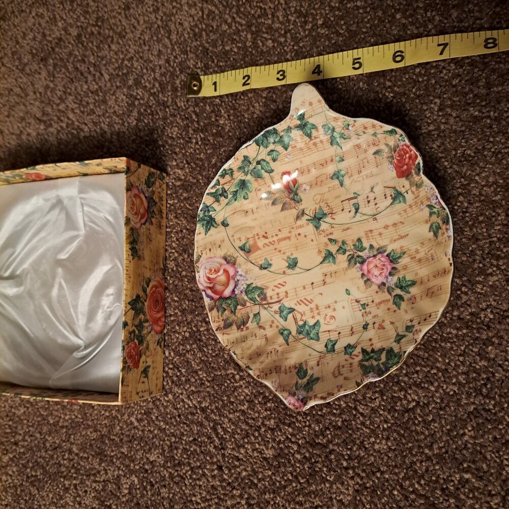 Vintage I.Godinger & Co. antique reflections leaf-shaped porcelain dish - Picture 7 of 7